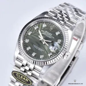 Close-up of the palm-motif laser engraving on the green Datejust dial
