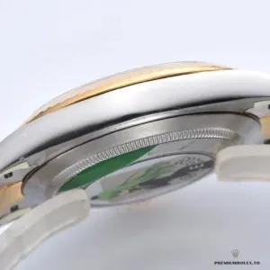 Date window and Cyclops lens on the 126333 champagne dial