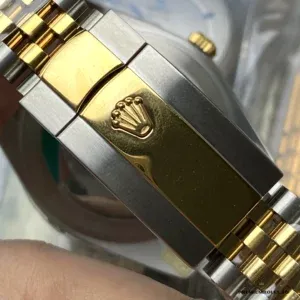 Crown and case side of the Datejust 126203 in Yellow Rolesor