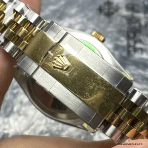 Full bracelet view of the Datejust 126233 showing gold and steel links