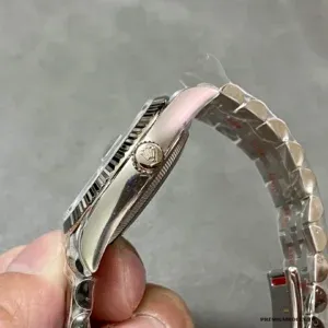 Side profile of the 126234 with fluted white gold-plated bezel and Oystersteel case