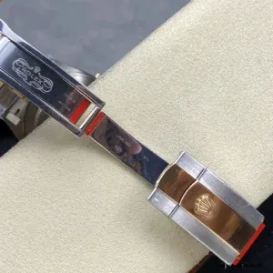 Side profile of the 126331 with fluted Everose gold-plated bezel and Oystersteel case