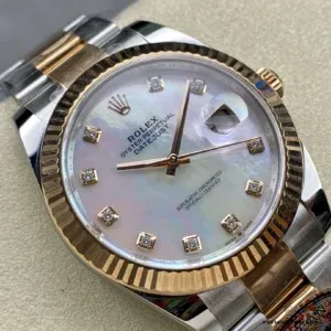 Cyclops lens and date aperture detail on the mother of pearl dial
