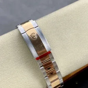 Side profile of the 126333 showing Oystersteel and yellow gold-plated case