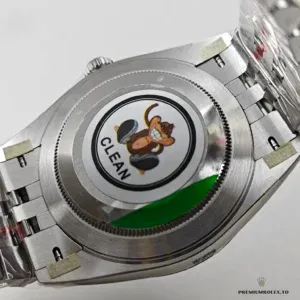 Jubilee bracelet five-piece links and concealed Crownclasp on the Datejust