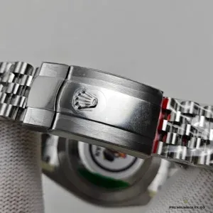 Side profile of the 126334 with fluted white gold-plated bezel and Oystersteel case
