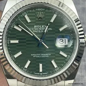 Crown and case side of the Datejust 126334 in Oystersteel