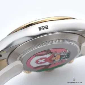 Crown and pushers detail on the two-tone Daytona 116523 case
