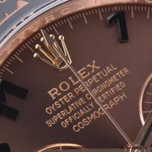 Full bracelet view of the Everose gold Daytona 116505