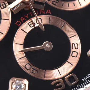 Full bracelet view of the Everose gold Daytona 116505-0015