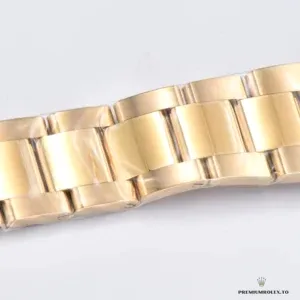 Daytona 116508 white dial macro showing applied gold hour markers