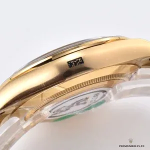 Rolex Daytona 116508-0014 full bracelet stretch on display