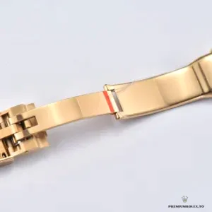 Tachymeter bezel engraving detail on the yellow gold Daytona