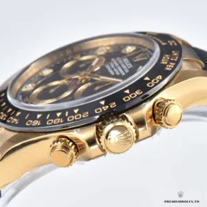 Diamond hour markers reflecting light on the Daytona bright black dial