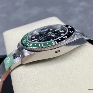 Crown side view at nine o'clock on the left-handed GMT-Master