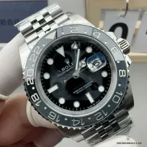 Crown and case detail on the GMT-Master II 126710GRNR in Oystersteel