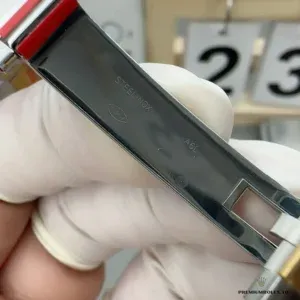 Side profile of the 126713GRNR highlighting mix of steel and yellow gold plating
