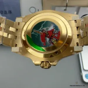 Yellow gold-plated Jubilee bracelet links and Oysterclasp on the GMT-Master