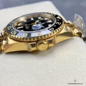 Date window and Cyclops magnification on the GMT-Master II black dial