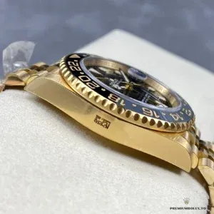 GMT-Master II 126718GRNR dial macro showing hour marker detail