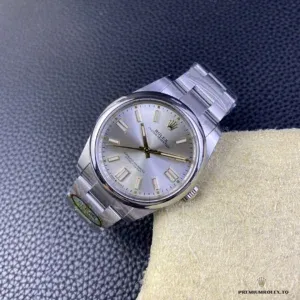 Full profile of 124300 showing flat sapphire crystal without Cyclops lens