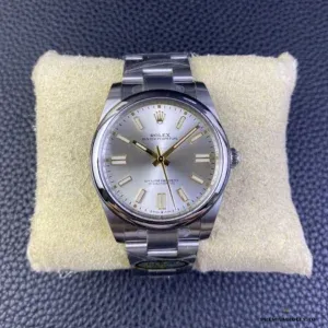 Oyster Perpetual 124300 Oyster bracelet detail with brushed center links
