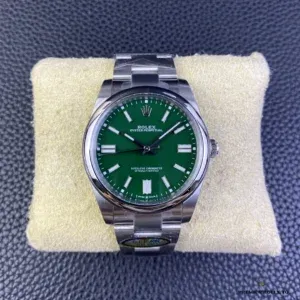 Luminescent markers and hands glowing on the green 124300 dial