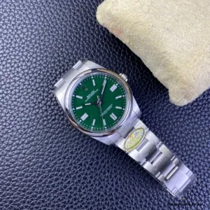 Seconds hand sweep and centre pinion detail on the green dial