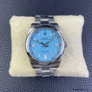 Crown and case side of the Oyster Perpetual 124300 model