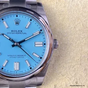 Oyster Perpetual 124300 side profile showing smooth bezel and case