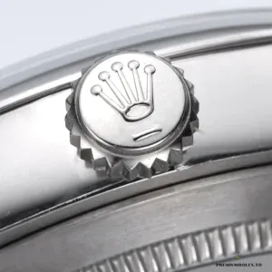 Smooth bezel edge and sapphire crystal detail on the 126000
