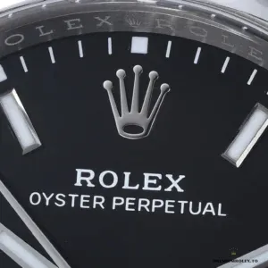 Bracelet drape and articulation on the 126000 Oystersteel model