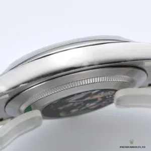Side profile of the 126000 showing case and lug geometry