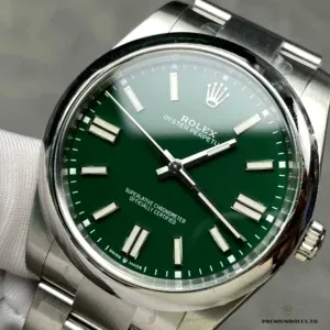 Green lacquer dial under natural light showing colour saturation shift