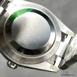 Oyster bracelet three-piece links and folding clasp on the green OP