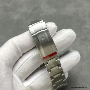 Side profile of the 124300 with smooth domed bezel and Oystersteel case