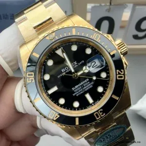 Yellow gold-plated Oyster bracelet and Glidelock clasp on the Submariner 126618LN