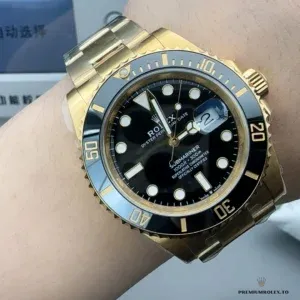 Submariner 126618LN showing black Cerachrom bezel against yellow gold-plated case