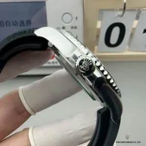 Oysterflex elastomer bracelet and Oysterlock clasp on the Yacht-Master