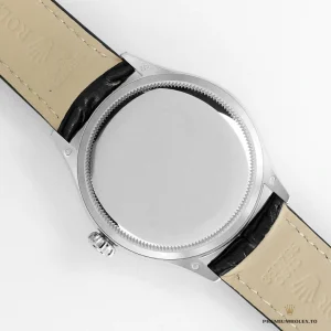 Fluted double bezel detail in white gold plating