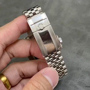 Side profile of Batgirl GMT showing Oystersteel case and Jubilee links