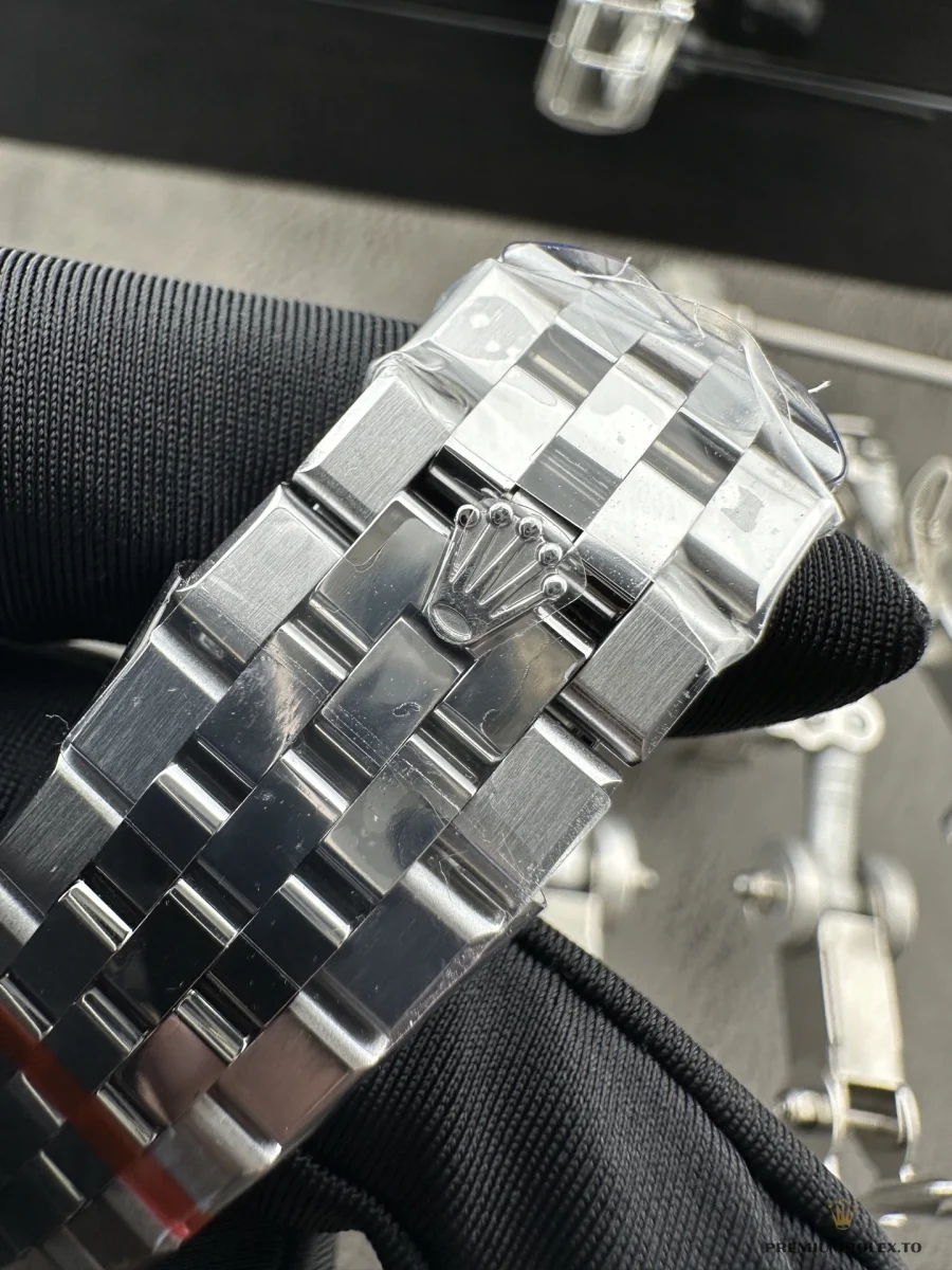 Flat integrated bracelet of the 127334 with the crown logo on the clasp