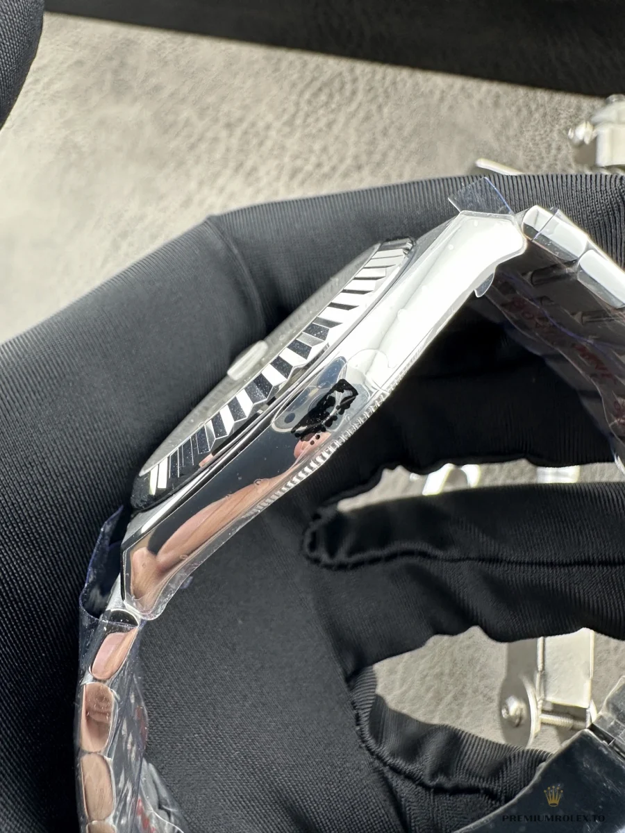 Left side of the steel case and bracelet with the fluted bezel edge