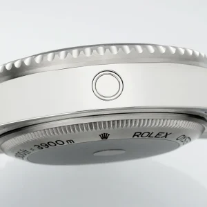 Glidelock extension mechanism on the D-Blue Deepsea Oyster bracelet