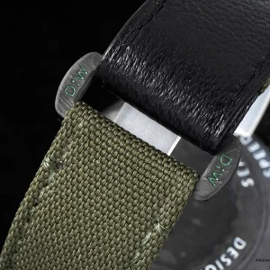 Ceramic bezel and luminous pip detail on green Sea-Dweller