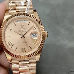 Side profile of the 228235 rose gold-plated case and fluted bezel
