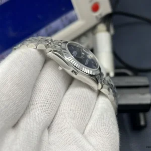 Side profile of Datejust 31mm showing slim case and Jubilee taper