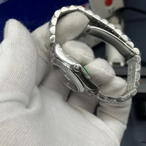 Crown and bezel angle of the 31mm Datejust Oystersteel case