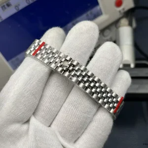 Jubilee bracelet center links and polished finish on 278274