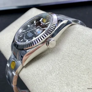 Oyster bracelet close-up on 326934 with folding Oysterclasp